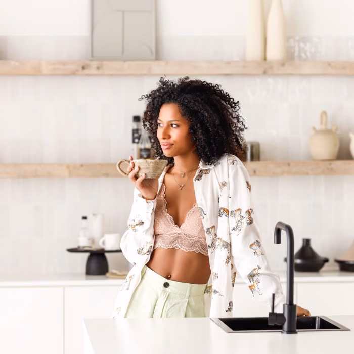 Model in de keuken van daglichtstudio Brabant