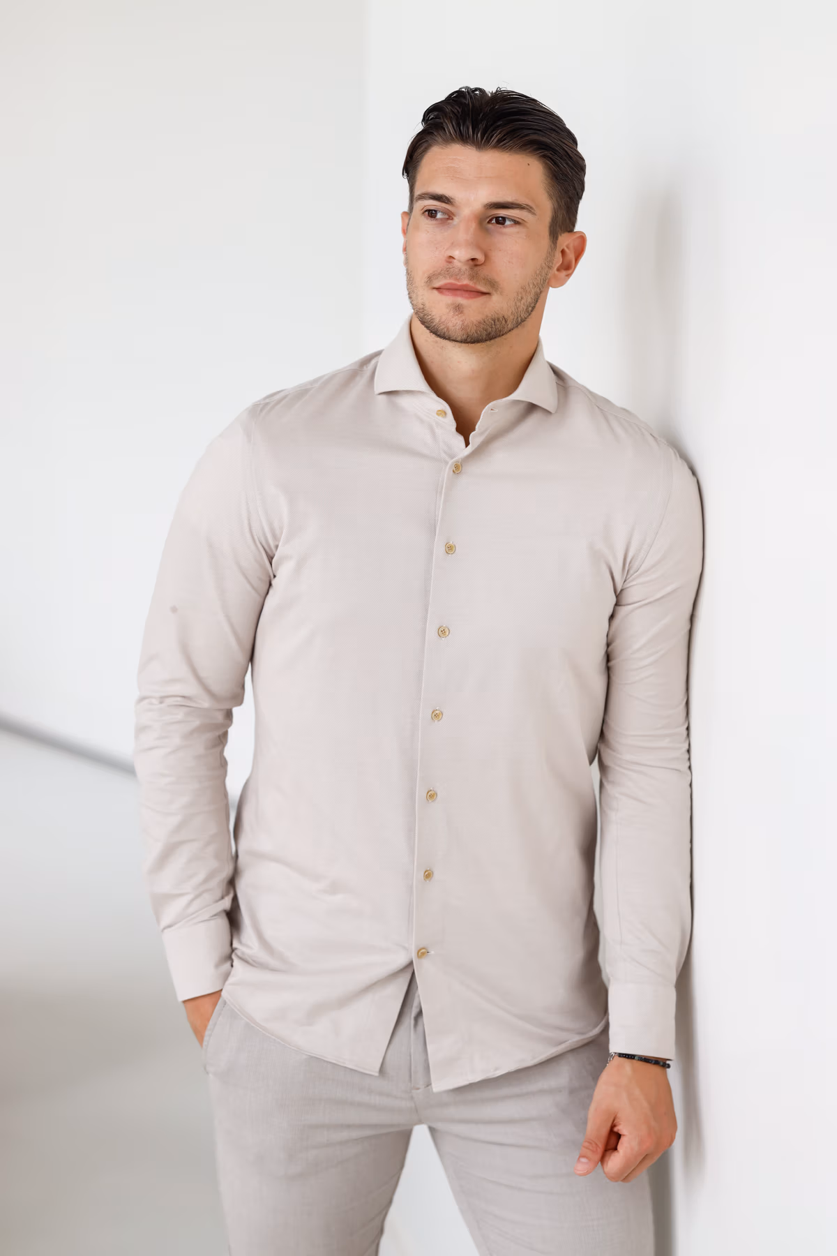 Zakelijk portret in een moderne fotostudio met focus op authentieke branding.