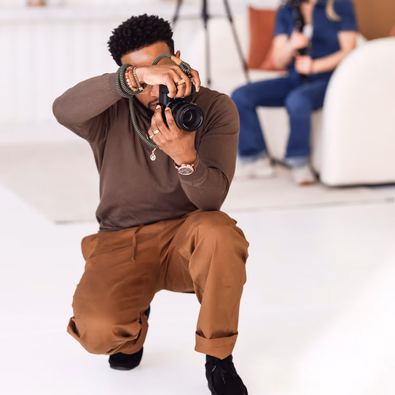 Een fotograaf tijdens een personal branding shoot in daglichtstudio Loodz Mosa
