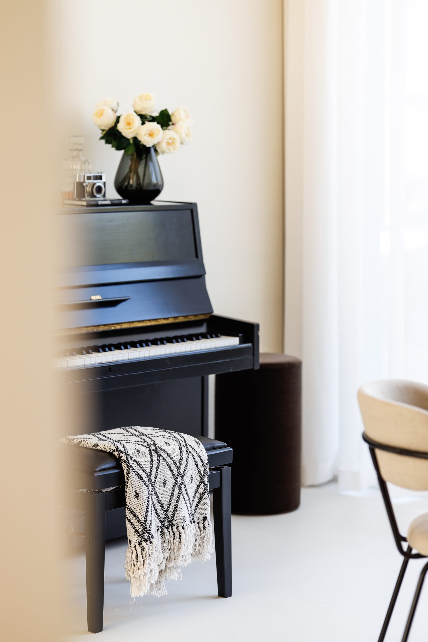 De piano met daarbovenop zijde bloemen. Perfecte setting voor een fotoshoot.